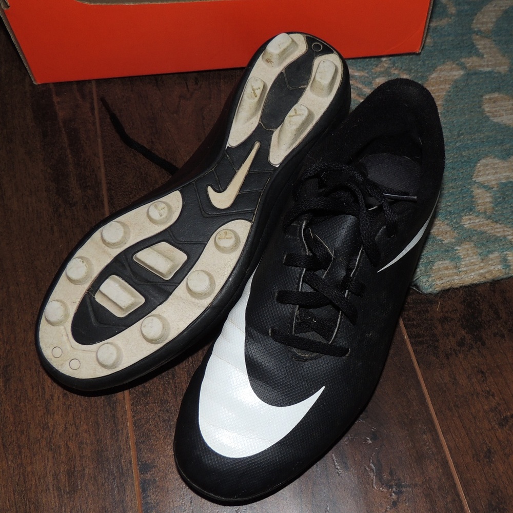 Jr. Nike Bravata soccer cleats